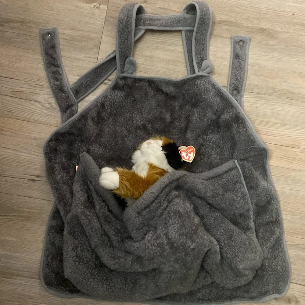 Cool cat pouch to carry around your favorite cat! Soft!